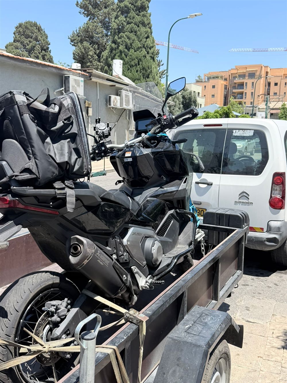 אופנוע ספורט שחור קשור על הגרר